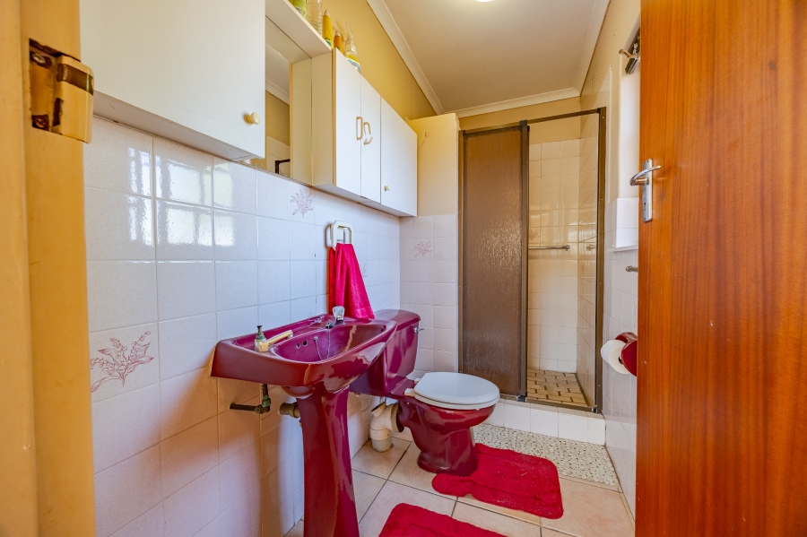 5 Bedroom Property for Sale in Bothasig Western Cape